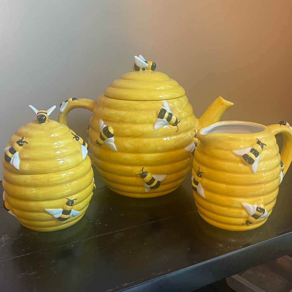 Vintage Bee Tea Set